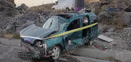 Երևան-Գյումրի ավտոճանապարհին Reno-ն հայտնվել է երթևեկելի գոտուց դուրս. հարազատ եղբայրները հոսպիտալացվել են
