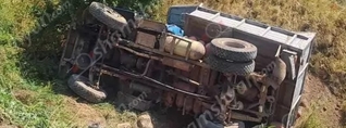 60-ամյա վարորդը «ԶԻԼ» մակնիշի բեռնատարի թափքից քարերն ու հողակույտը բեռնաթափելիս կողաշրջված հայտնվել է ձորում․ կա վիրավոր