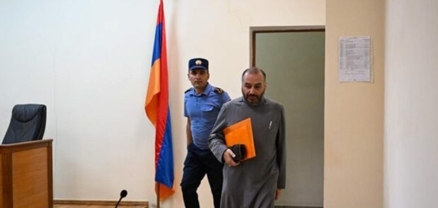 Կարգալույծ հռչակված Արման Սարոյանը դատական նիստերի դահլիճ է մտել դատավորի համար նախատեսված դռնից