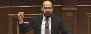 Նարեկ Կարապետյանը չվերցրեց Արթուր Հովհաննիսյանի տված «իրական Հայաստանի» քարտեզը