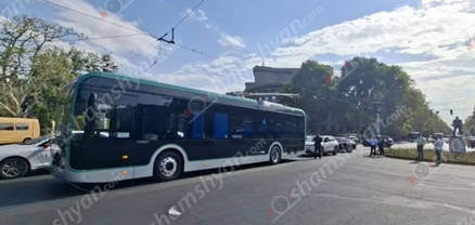 Ֆրանսիայի հրապարակում տրոլեյբուսի լարերը պոկվել և վնասել են այլ մեքենաներ