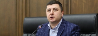 Մարտուն Գրիգորյանն իշխանության կոկորդին է՝ որպես Գյումրիում հեղինակություն վայելող մարդ․ Աբրահամյան