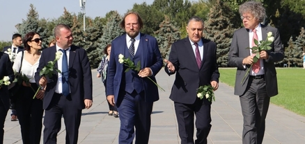 Գերմանիայի Բունդեսթագի ԵՄ հարցերով հանձնաժողովի նախագահն այցելել է Հայոց ցեղասպանության հուշահամալիր