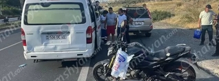 Երևան-Սևան ավտոճանապարհին մոտոցիկլը բախվել է կայանված Nissan X-Trail-ին․ մոտոցիկլավարը հոսպիտալացվել է