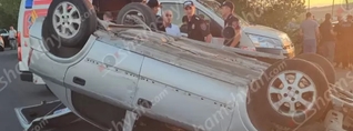 Աբովյանի կամրջի մոտ բախվել են Mercedes C350-ը և Opel-ը․ վերջինը գլխիվայր շրջվել է․ Opel-ի վարորդի կինը և երեխան հոսպիտալացվել են