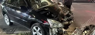 Մյասնիկյան պողոտայում բախվել են «Nissan Sentra»-ն և «Lexus RX350»-ը․ վերջինը բախվել է երկաթե սյանը և կոտրել այն