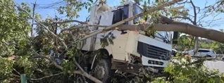 Երևանում KamAZ-ը բախվել է ծառերին, ապա կոտրել գազատար խողովակի երկաթե հենասյուները