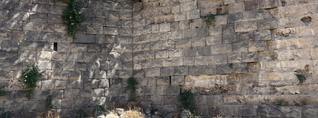 181 դպրոցի ետնամասում խարխլվող հենապատերից ընկնող քարերը թիրախավորում են մարդկանց