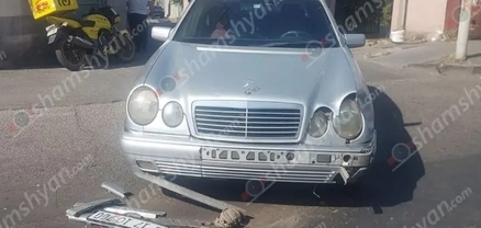 Երևանում բախվել են Mercedes-ը ու մոտոցիկլը․ վերջինը կողաշրջվել է, իսկ մոտոցիկլավարը տեղափոխվել է հիվանդանոց