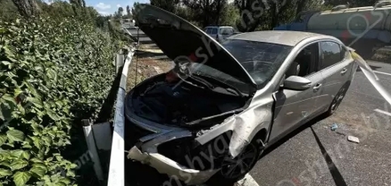 Կոտայքի մարզում Nissan-ը բախվել է բաժանարար գոտու արգելապատնեշներին և կոտրել դրանք. կա վիրավոր