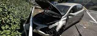 Կոտայքի մարզում Nissan-ը բախվել է բաժանարար գոտու արգելապատնեշներին և կոտրել դրանք. կա վիրավոր