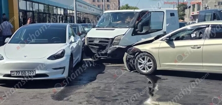 «Hyundai»-ը «Փեթակ»-ի մոտ վրաերթի է ենթարկել հետիոտնին, բախվել «Ford»-ին, վերջինն էլ բախվել է կայանված «Tesla»-ին. shamshyan.com