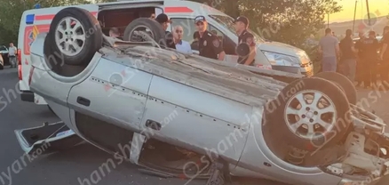 Աբովյանի կամրջի մոտ բախվել են Mercedes C350-ը և Opel-ը․ վերջինը գլխիվայր շրջվել է․ Opel-ի վարորդի կինը և երեխան հոսպիտալացվել են