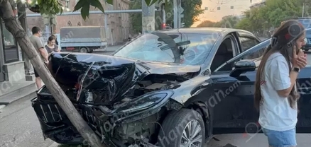 Երևանում բախվել են Chevrolet Volt-ը և Hongqi-ն․ վերջինը բախվել է ծառին․ կա վիրավոր