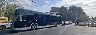 Ֆրանսիայի հրապարակում տրոլեյբուսի լարերը պոկվել և վնասել են այլ մեքենաներ