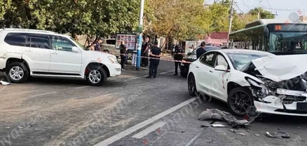 Երևանում՝ «Մեգա Մոլ»-ի դիմաց, բախվել են Tesla-ն և Lexus-ը․ վերջինը բախվել է կայանված Toyota-ին․ կա վիրավոր