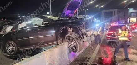 Երևանում ոչ սթափ վարորդը Mercedes GL-ով հայտնվել է բետոնե արգելապատնեշի վրա․ կան վիրավորներ