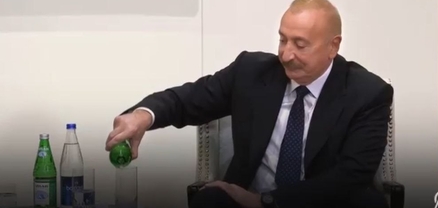 Փեզեշքիանի  հետ հանդիպմանն Ալիևը առաջարկել է խմել Քարվաճառում արտադրված հանքային ջուր