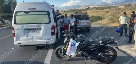 Երևան-Սևան ավտոճանապարհին մոտոցիկլը բախվել է կայանված Nissan X-Trail-ին․ մոտոցիկլավարը հոսպիտալացվել է