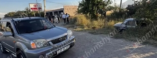 Այգավանում բախվել են Nissan-ը և «ՎԱԶ 2107»-ը․ վերջինը հայտնվել է բնակչի հողամասում