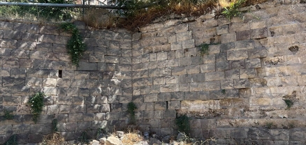 181 դպրոցի ետնամասում խարխլվող հենապատերից ընկնող քարերը թիրախավորում են մարդկանց