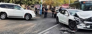 Երևանում՝ «Մեգա Մոլ»-ի դիմաց, բախվել են Tesla-ն և Lexus-ը․ վերջինը բախվել է կայանված Toyota-ին․ կա վիրավոր