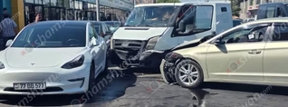 «Hyundai»-ը «Փեթակ»-ի մոտ վրաերթի է ենթարկել հետիոտնին, բախվել «Ford»-ին, վերջինն էլ բախվել է կայանված «Tesla»-ին. shamshyan.com