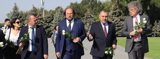 Գերմանիայի Բունդեսթագի ԵՄ հարցերով հանձնաժողովի նախագահն այցելել է Հայոց ցեղասպանության հուշահամալիր