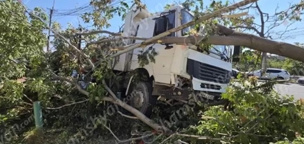 Երևանում KamAZ-ը բախվել է ծառերին, ապա կոտրել գազատար խողովակի երկաթե հենասյուները