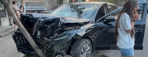 Երևանում բախվել են Chevrolet Volt-ը և Hongqi-ն․ վերջինը բախվել է ծառին․ կա վիրավոր