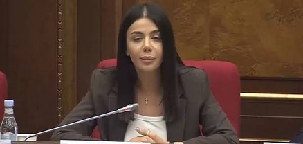 Գրատախտակի գնացած Արաքսյա Վարդանյանը արտասվում էր. «Ժողովուրդ»