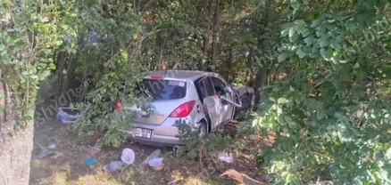 4 զոհ, 1 վիրավոր. «Nissan Tiida»-ն Չարենցավանում բախվել է ծառերին