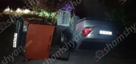 Շրջանցիկ թունելում «Lada»-ն բախվել է կայանված Nissan-ին․ վերջինը գլխիվայր շրջել է, Lada-ն՝ կողաշրջվել