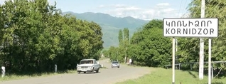 Հակարիի կամրջի մոտ ադրբեջանցիներն ուզում են առաջանալ, հայ սահմանապահները չեն թողնում․ կրակոցներ չկան, միայն լեզվակռիվ է
