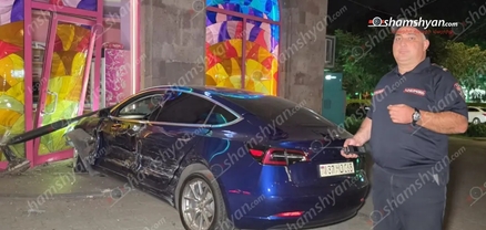 Սայաթ-Նովա պողոտայում բախվել են «Dodge»-ն ու «Tesla»-ն․ վերջինը կոտրել է լուսակիրն ու բախվել «Գրանդ Քենդի»-ի խանութի դուռը