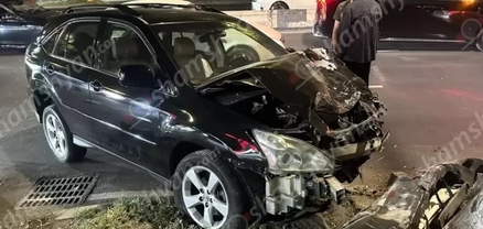 Մյասնիկյան պողոտայում բախվել են «Nissan Sentra»-ն և «Lexus RX350»-ը․ վերջինը բախվել է երկաթե սյանը և կոտրել այն