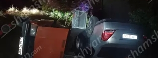 Շրջանցիկ թունելում «Lada»-ն բախվել է կայանված Nissan-ին․ վերջինը գլխիվայր շրջել է, Lada-ն՝ կողաշրջվել