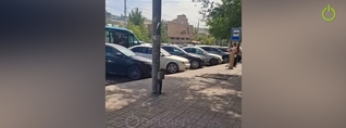 Կանգառը՝ ավտոկայանատեղի․ ուղևորները մեքենաների արանքով են հասնում ավտոբուսին