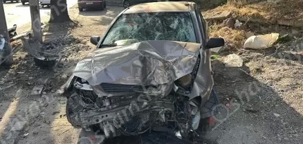 Երևանում Opel-ը կոտրել է լուսակիրն ու հայտնվել երթևեկելի գոտուց դուրս. կա վիրավոր