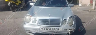 Երևանում բախվել են Mercedes-ը ու մոտոցիկլը․ վերջինը կողաշրջվել է, իսկ մոտոցիկլավարը տեղափոխվել է հիվանդանոց