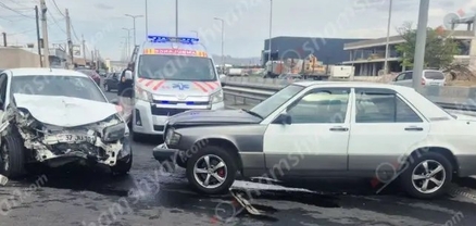 Ավտովթար՝ Երևանում. «Lada Granta»-ն բախվել է կայանված «Mercedes»-ին. կա վիրավոր