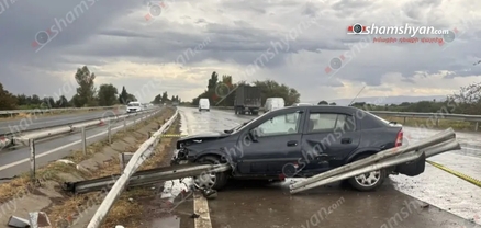Երևան-Երասխ ճանապարհին «Opel Astra»-ն բախվել ու կոտրել է արգելապատնեշները. կա վիրավոր