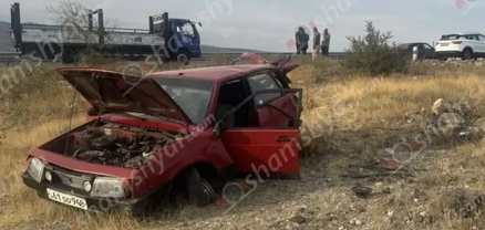 Բախվել են «Geely»-ն և  «Լադա»-ն․ վերջինը հայտնվել է դաշտում․ կա վիրավոր