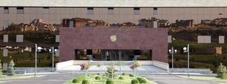 Նախնական տվյալներով՝ զինծառայողը վնասվածք է ստացել զենքի օգտագործման կանոնների խախտման հետևանքով։ Այս մասին հայտնում են ՊՆ-ից: Զինծառայողի կյանքին վտանգ չի սպառնում: