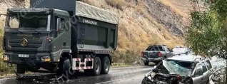 Երևան-Մեղրի ավտոճանապարհին բախվել են «Shacman» բեռնատարը և «Opel»-ը․ հայր ու որդի տեղափոխվել են հիվանդանոց
