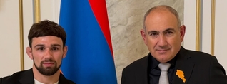 Արսեն Հարությունյանը Փաշինյանին է ներկայացրել իր նվաճած չեմպիոնական գոտին