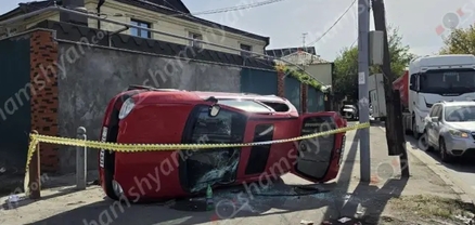 Երևանում բախվել են  Toyota-ն և Opel Corsa-ն․ վերջինը կողաշրջված հայտնվել է մայթին․ կան վիրավորներ