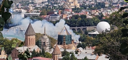 Թբիլիսիում՝ ապակյա կամրջից ոչ հեռու, հրդեհ է բռնկվել (տեսանյութ)