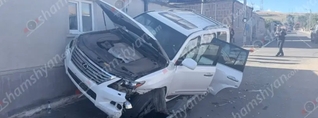 Մարտունիում բախվել են «Opel»ն ու «Lexus LX570»-ը. վերջինը բախվել է տան պատին. կա վիրավոր