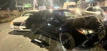 Դավիթ Բեկի փողոցում բախվել են «Toyota Camry»-ն, «Chrysler»-ը և «Nissan Rogue»-ը